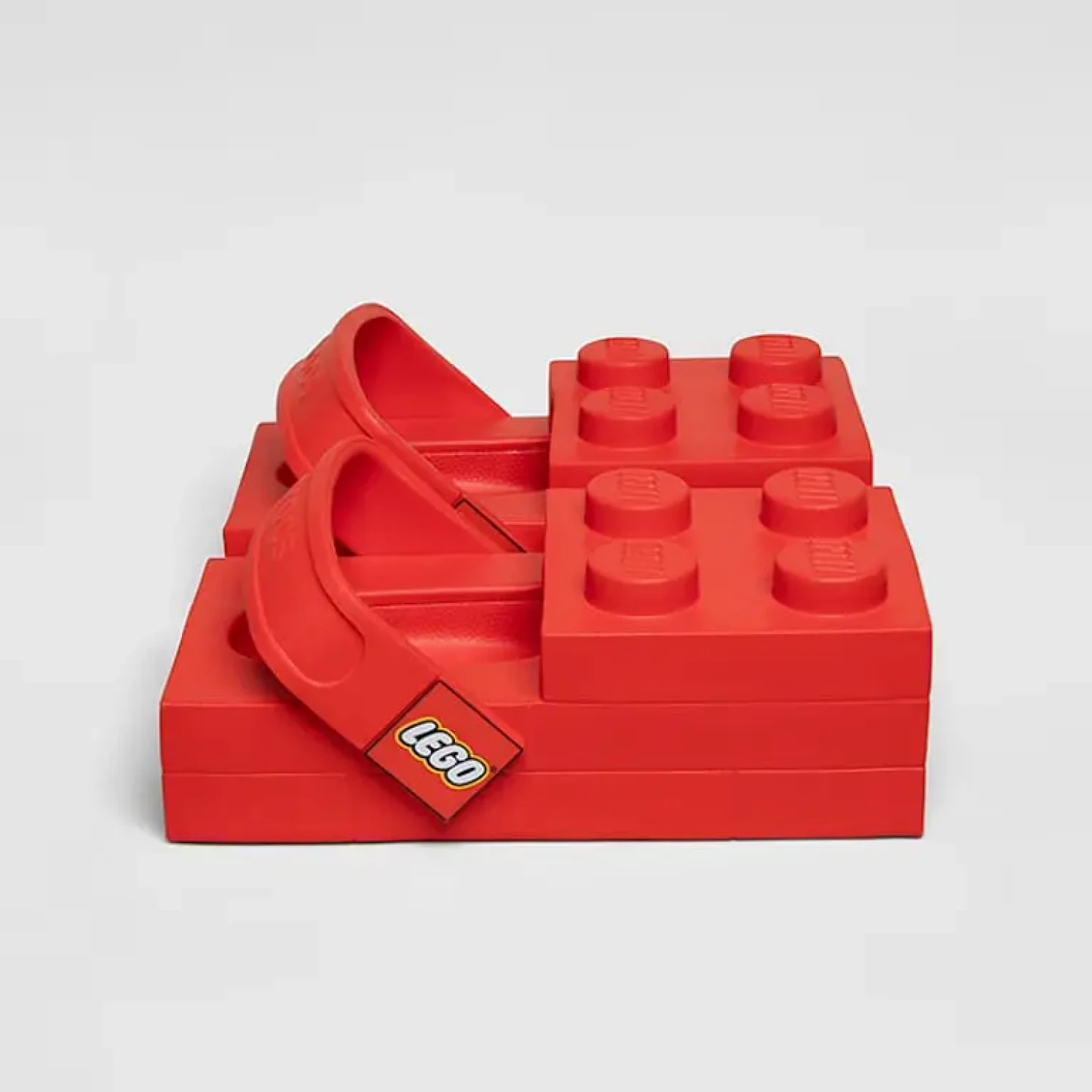Lego et Crocs s’associent pour créer une chaussure insolite en forme de brique géante
