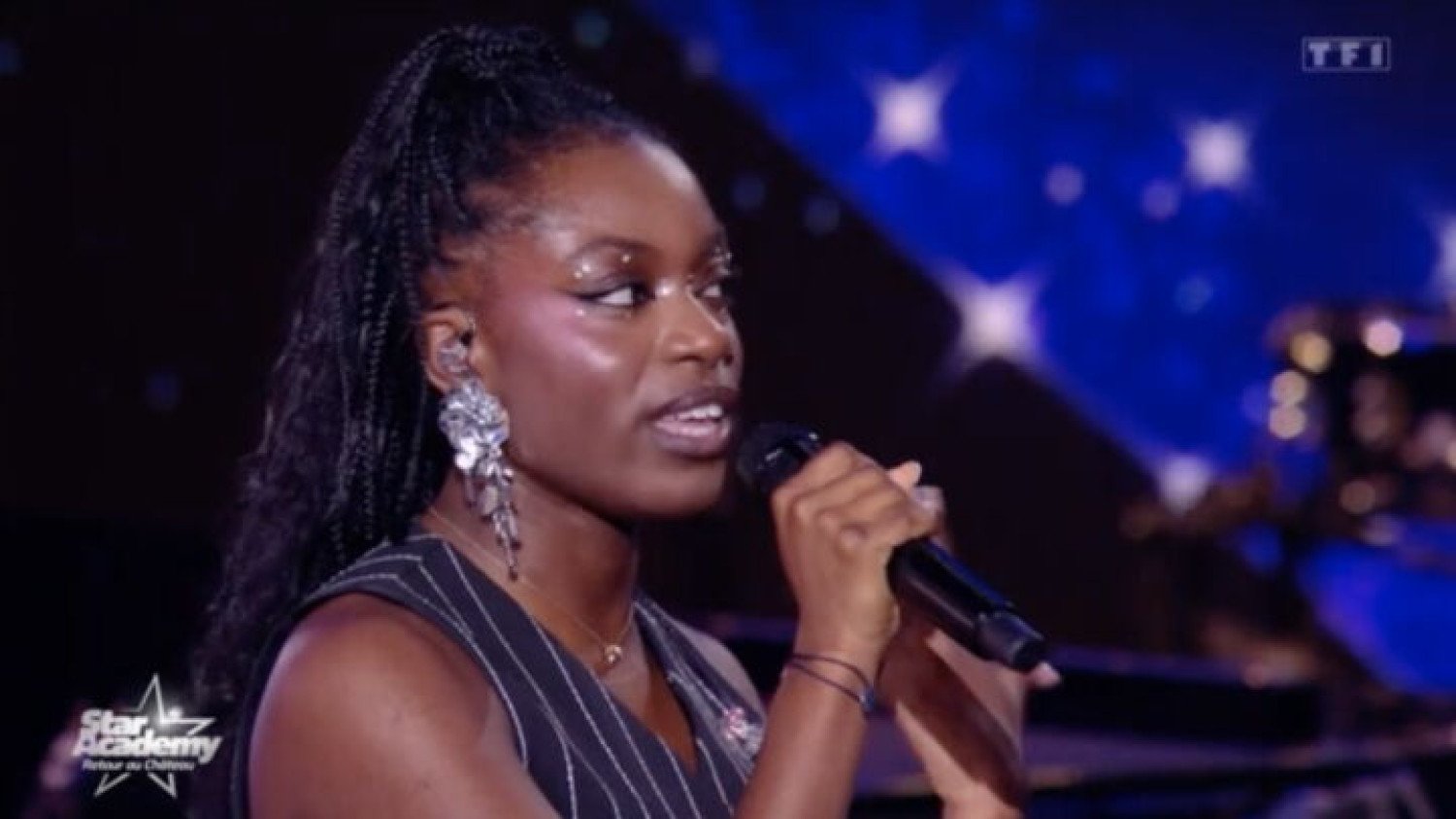 Sarah retrouve le château de la Star Academy grâce à une invitation surprise de Victor