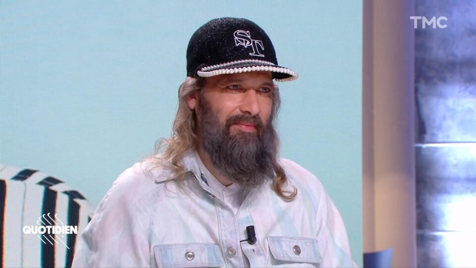 Sébastien Tellier investit la scène de la Fnac Ternes pour présenter son nouvel album