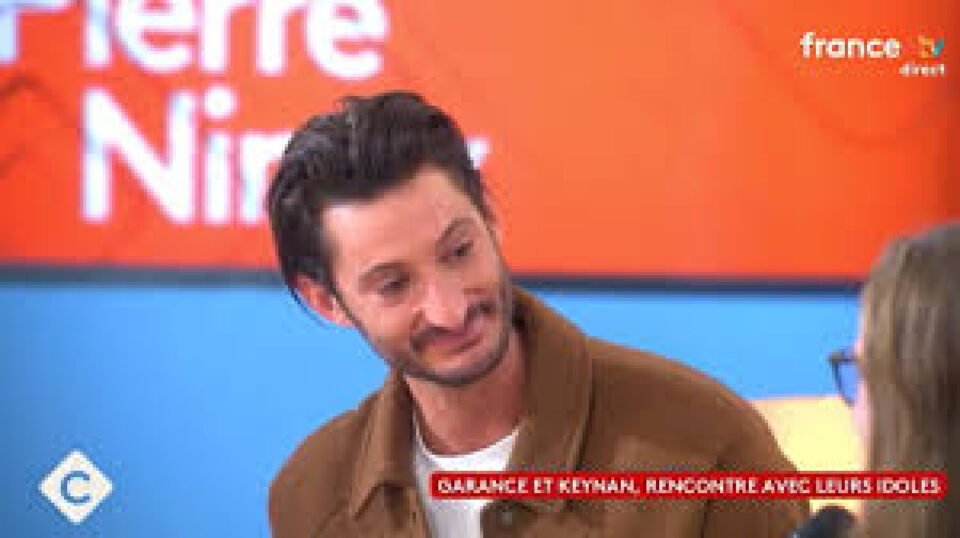 Une simple blague de Pierre Niney  avec un mouchoir provoque une incroyable guerre d&rsquo;enchères à 100 000 euros sur Internet