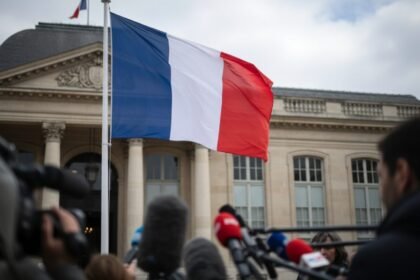 S Bastien Lecornu Envisage Un Remaniement Gouverne