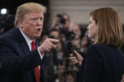 Donald trump : « je ne vous ai jamais vu sourire », il attaque une journaliste Donald Trump : « je ne vous ai jamais vu sourire », il attaque une journaliste