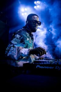 HBO renouvelle INDUSTRY pour une cinquième et dernière saisonalt_text