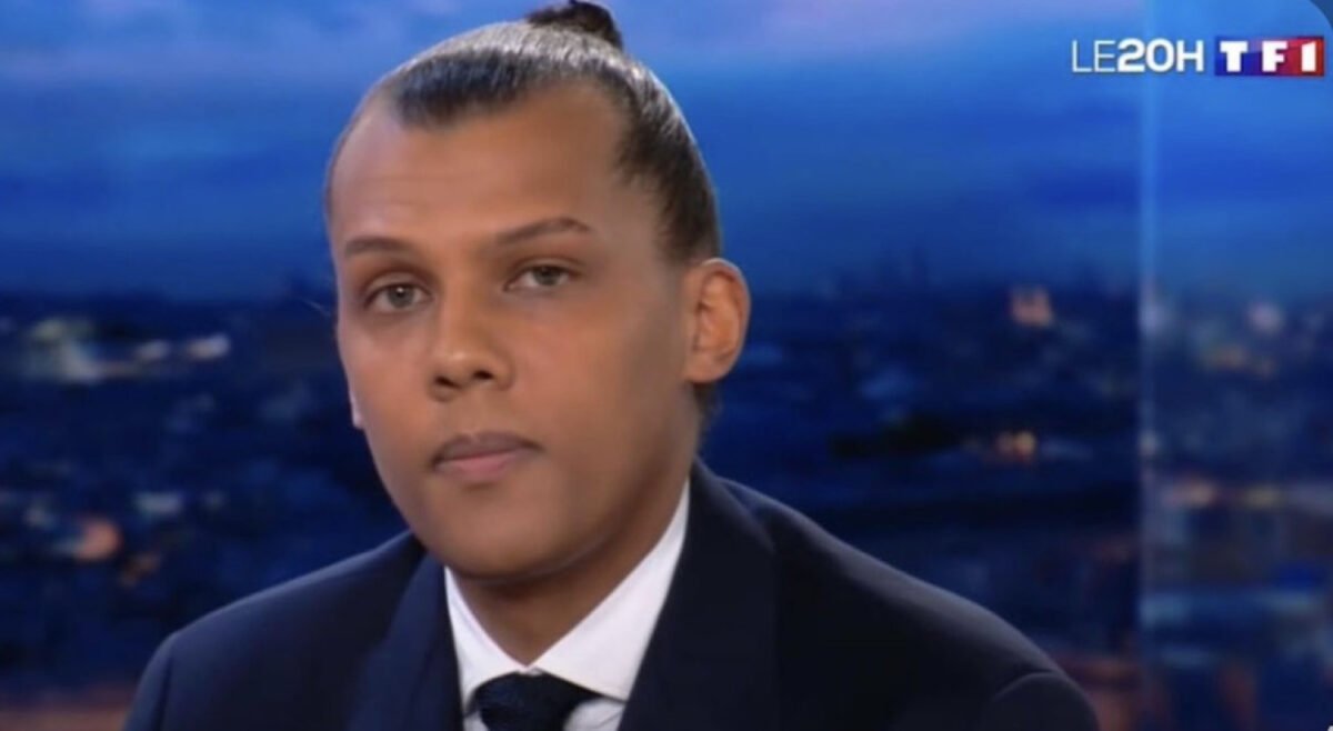 Stromae crée l’événement en s’affichant en famille dans les gradins de la Star Academy