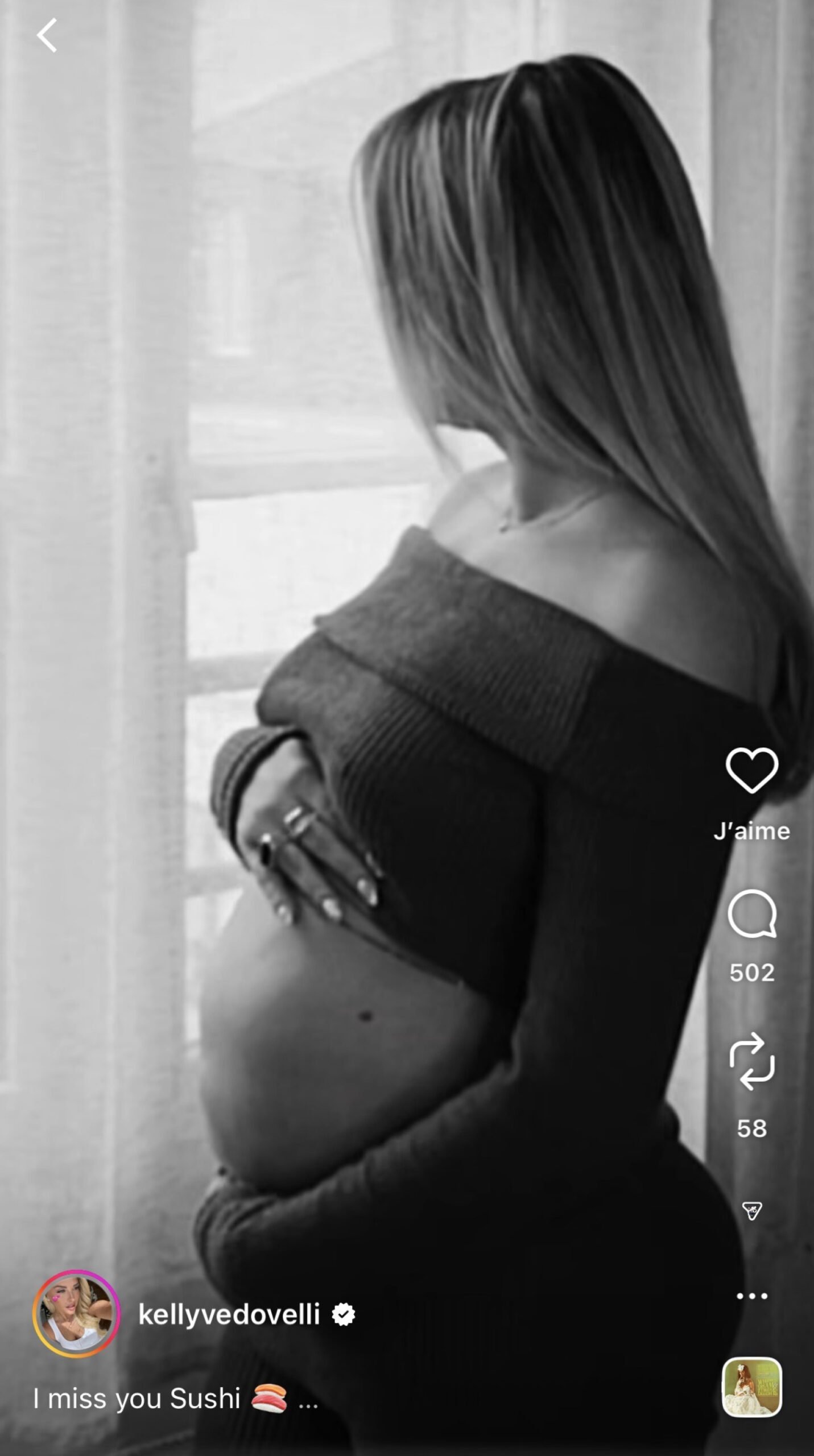 Kelly Vedovelli enceinte : elle officialise sa première grossesse en dévoilant son ventre arrondi sur Instagram