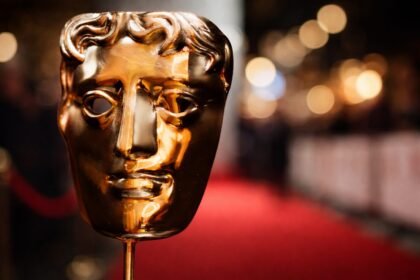 Bafta 2026 à londres : paul thomas anderson écrase la concurrence et rafle six trophées emmanuel macron sera interrogé