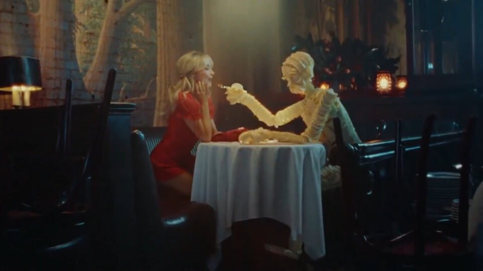 Super Bowl 2026: Sabrina Carpenter « en couple » avec une chips dans une publicité délirante pour Pringles