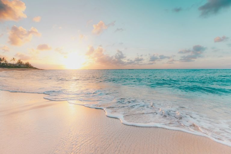 Vacances été 2026 : les Français plébiscitent la Corse et la Bretagne
