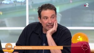 Jean Dujardin fond en larmes aux obsèques de Bruno Salomone