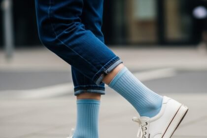Les chaussettes bleu clair s'imposent comme la tendance printanière majeure