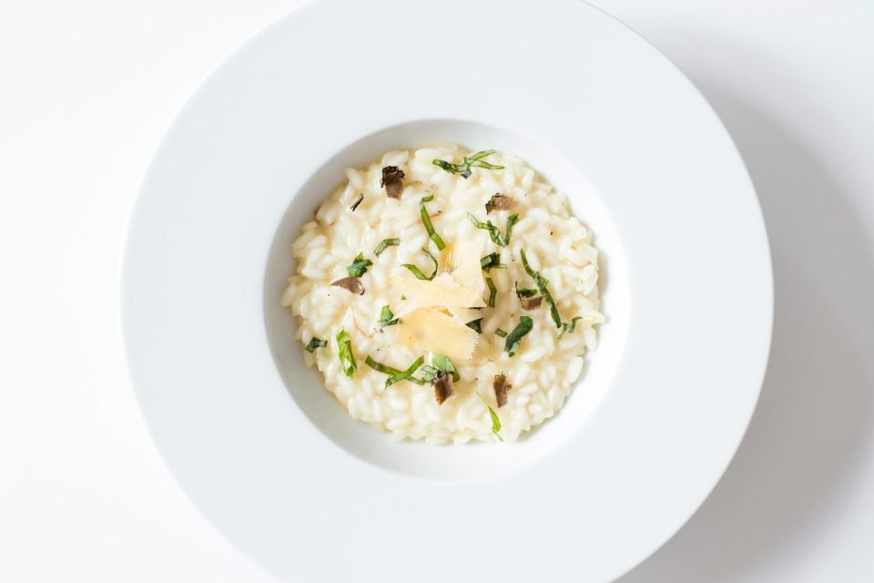 Risotto aux asperges vertes et parmesan : la recette express du printemps
