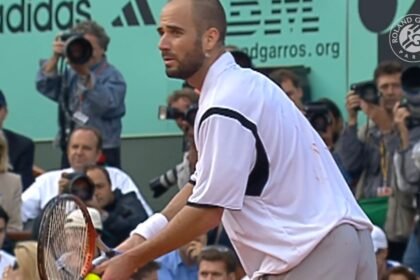 Andre Agassi en plein match à Roland-Garros