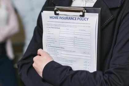 Assurance habitation : ce qui change vraiment en 2026 Conseiller tenant un formulaire d'assurance habitation