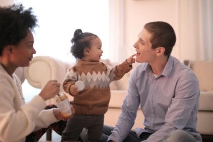 Garde alternée 2026 : comment l'obtenir, combien ça coûte et les droits de chacun Garde alternée : famille avec enfants à la maison