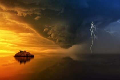 Île pendant l'heure dorée avec orage approchant