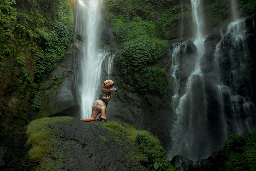 682 personnes déguisées en dinosaures battent un record mondial 682 personnes déguisées en dinosaures battent un record mondial