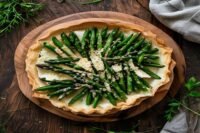 La tarte fine aux asperges et chèvre qui sublime le printemps