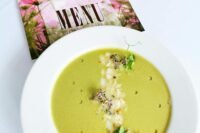 Velouté de petits pois à la menthe servi dans un bol