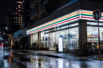 Toshifumi suzuki, le père des konbinis et patron de 7-eleven, est mort à 93 ans Toshifumi Suzuki, le père des konbinis et patron de 7-Eleven, est mort à 93 ans