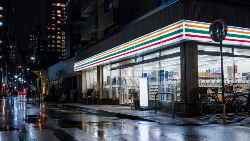 Toshifumi suzuki, le père des konbinis et patron de 7-eleven, est mort à 93 ans Toshifumi Suzuki, le père des konbinis et patron de 7-Eleven, est mort à 93 ans