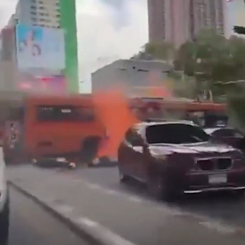 VIDÉO | Un train percute un bus à Bangkok : 8 morts