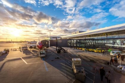 Boeing 737 MAX sur piste d'aéroport