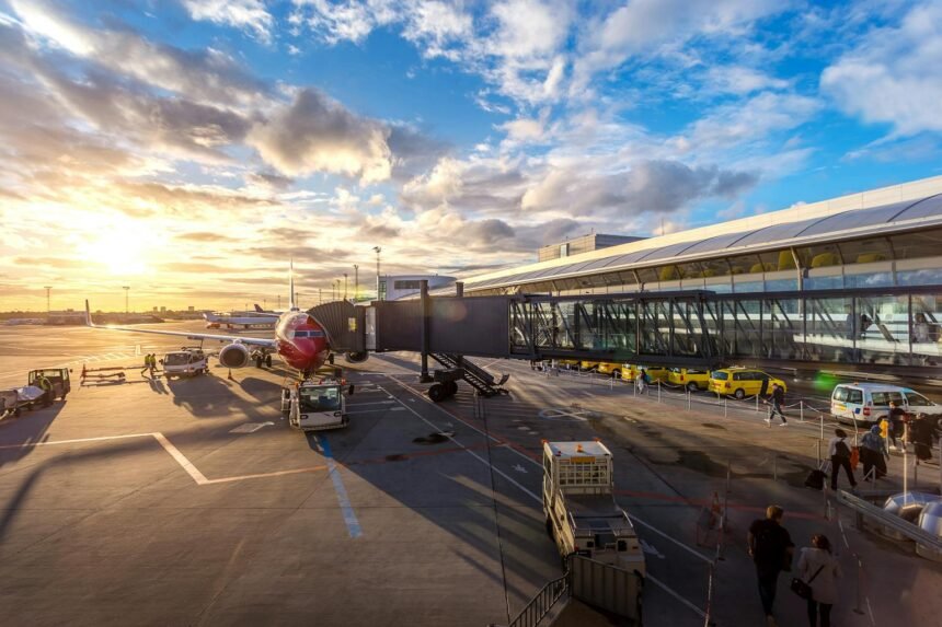 Boeing acquitté dans le procès lot pour les 737 max Boeing 737 MAX sur piste d'aéroport