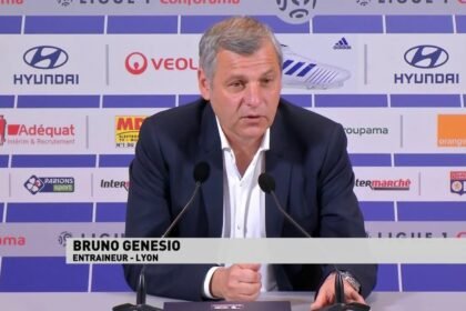 Bruno Génésio lors d'une conférence de presse en tant qu'entraîneur de Lyon