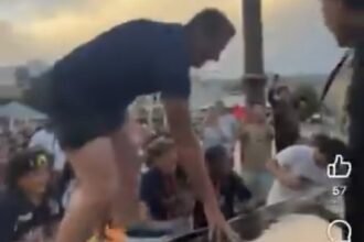 Karl Olive, député des Yvelines, sur le capot d une voiture lors des festivités PSG à Poissy