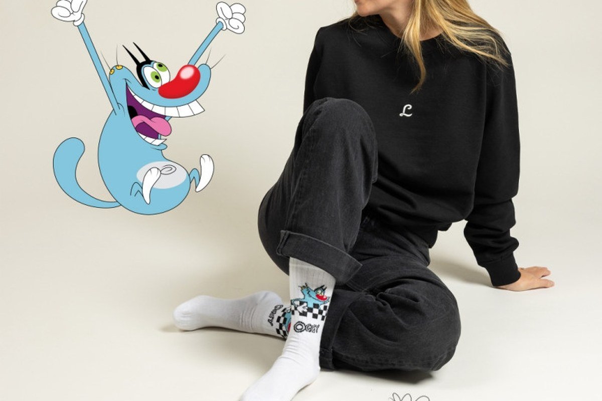 Label chaussette x xilam : oggy et les zinzins reviennent Chaussettes Label Chaussette Oggy et les Cafards portées par une femme
