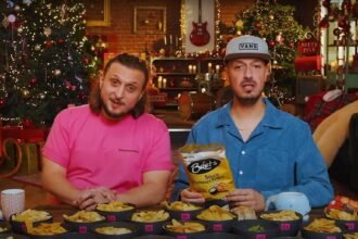 McFly et Carlito avec un paquet de chips Bret's