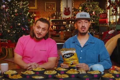 McFly et Carlito avec un paquet de chips Bret's