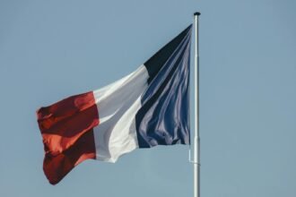 Drapeau français flottant sur fond de ciel bleu — présidentielle 2027