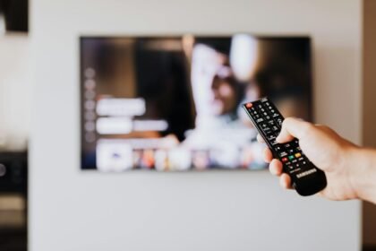 Programme TV ce soir vendredi 15 mai 2026 : main tenant une télécommande pointant vers un écran TV allumé