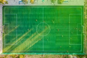 Vue aérienne d'un terrain de football avec joueurs — finale Ligue des Champions PSG Arsenal Budapest 2026