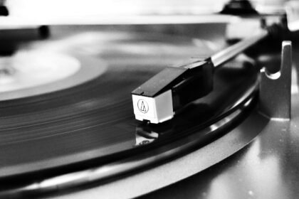 Platine vinyle dans un studio de musique - sorties du 15 mai 2026