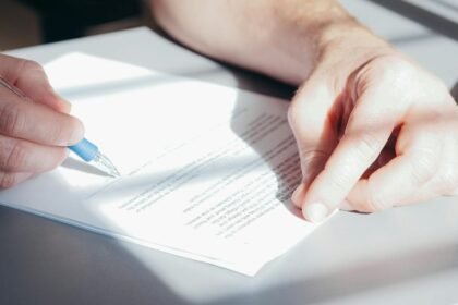 Testament olographe 2026 : comment le rédiger, le faire valider et éviter les erreurs Photo : Kindel Media / Pexels