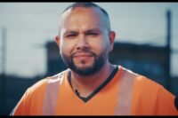 Anasse Kazib en tenue de cheminot, candidat à la présidentielle 2027