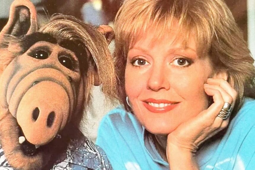 Mort d'anne schedeen, comédienne star de la série alf, à 77 ans Anne Schedeen souriante aux côtés de la marionnette ALF