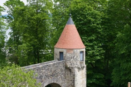 Bretagne : il bâtit seul une tour médiévale de 12 mètres