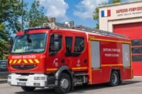 Camion de sapeurs-pompiers Premier Secours devant une caserne française