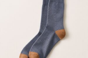 Comment choisir ses chaussettes : confort, matière et durabilité Chaussettes en coton bleu à talon et pointe renforcés