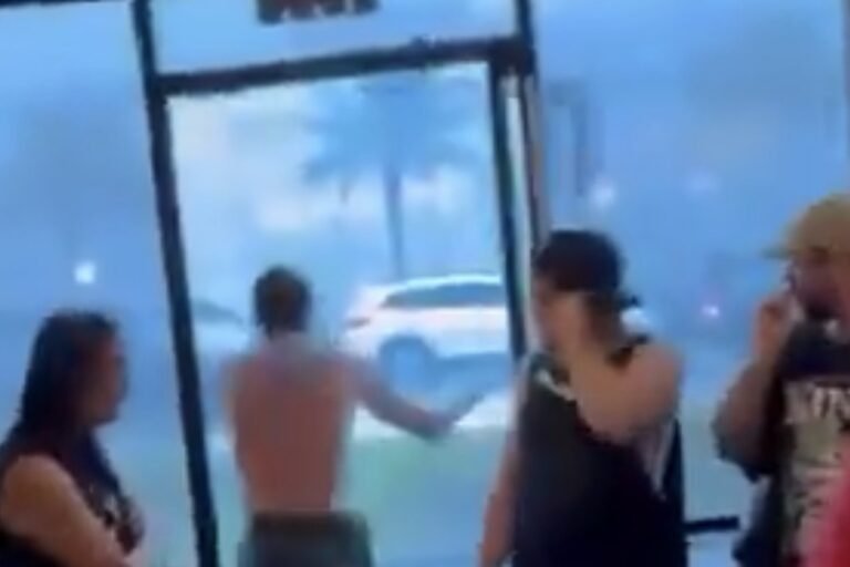En floride, un électricien en kilt expulsé d'un taco bell coupe le courant à sa sortie Bardella Beaucroissant vidéo