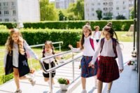 Canicule : 845 écoles et collèges fermés lundi sur décision du ministre geffray céline, dion, a, chanté, direct
