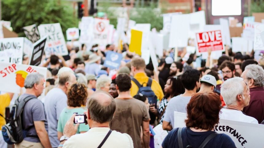 Marche antiraciste à paris : plusieurs milliers de manifestants à l'appel de lfi Marche antiraciste à Paris : plusieurs milliers de manifestants à l’appel de LFI