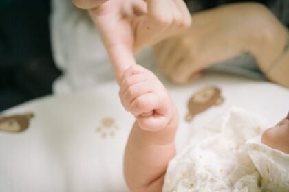 Oise : un nourrisson de deux mois décède après des violences, ses parents en garde à vue