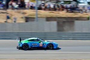 Voiture de course en action lors des 24 Heures du Mans