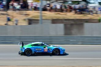 Voiture de course en action lors des 24 Heures du Mans