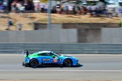 Voiture de course en action lors des 24 Heures du Mans