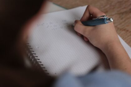 Brevet 2026 : les collégiens ont planché sur les maths ce mardi, avec un exercice inédit sur l&rsquo;IA